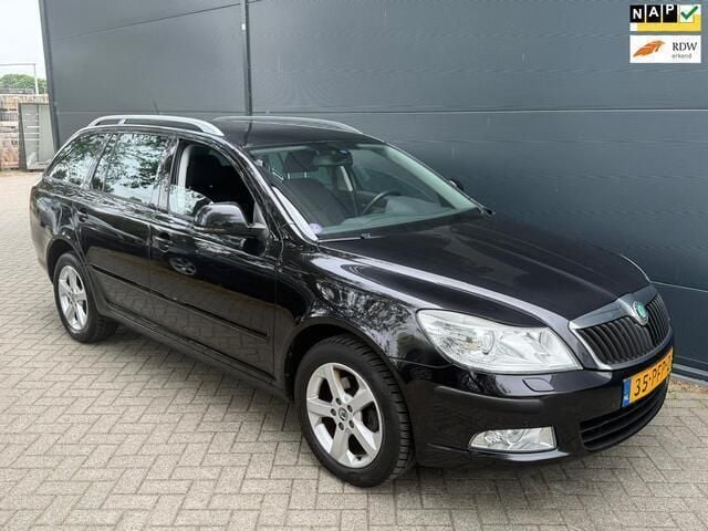 Zwart, metallic lak Gebruikt 2011 Skoda Octavia Business Line Stationwagen | € 6.945 (Eerlijke prijs) - Afbeelding 1/4
