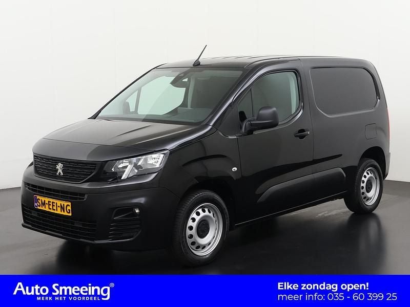 Black pearl paint (ktv) Gebruikt 2021 Peugeot Partner Premium MPV | € 18.945 (Eerlijke prijs) - Afbeelding 1/4