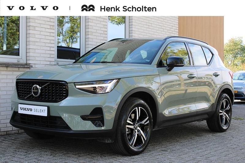 Groen Gebruikt 2024 Volvo XC40 Plus SUV | € 42.950 (Eerlijke prijs) - Afbeelding 1/3