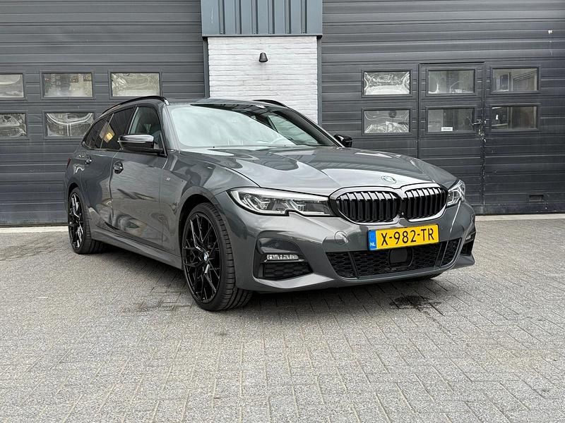 Grijs Occasion 2020 BMW 330 Executive Stationwagen | € 33.950 (Iets duurder) - Afbeelding 1/4