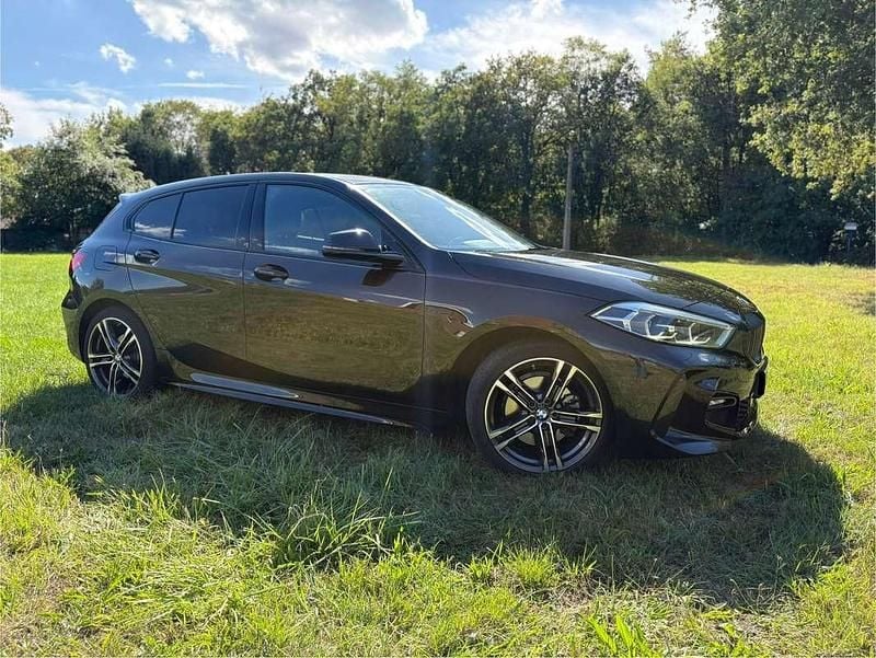 Zwart Occasion 2023 BMW 118 M Sport Hatchback | € 24.875 (Super prijs) - Afbeelding 1/4