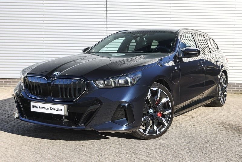 Zwart Gebruikt 2025 BMW 550e M Sport Stationwagen | € 113.917 (Eerlijke prijs) - Afbeelding 1/4