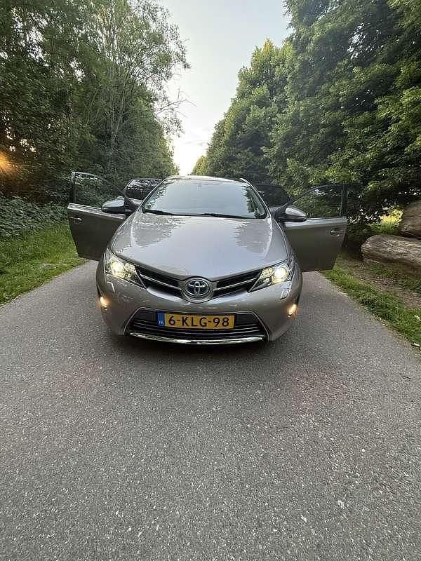 Occasion 2013 Toyota Auris Hybrid Executive Sedan | € 11.750 (Eerlijke prijs) - Afbeelding 1/4