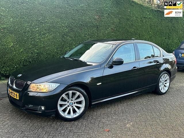 Zwart Gebruikt 2010 BMW 318 Sedan | € 4.850 (Goede deal) - Afbeelding 1/4