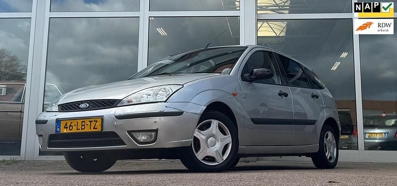 Grijs Gebruikt 2002 Ford Focus Hatchback | € 994 (Eerlijke prijs) - Afbeelding 1/3