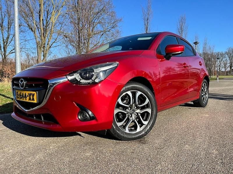 Rood Occasion 2017 Mazda 2 Hatchback | € 13.450 (Eerlijke prijs) - Afbeelding 1/4