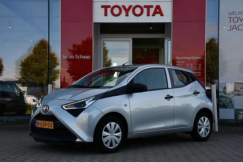 Grijs Gebruikt 2021 Toyota Aygo Hatchback | € 12.499 (Eerlijke prijs) - Afbeelding 1/1
