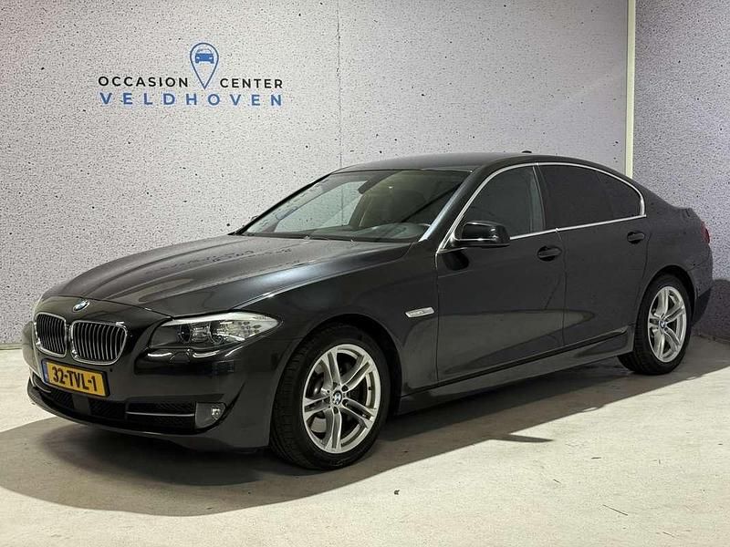 Grijs, metallic lak Gebruikt 2012 BMW 528 Executive Sedan | € 17.700 (Eerlijke prijs) - Afbeelding 1/4