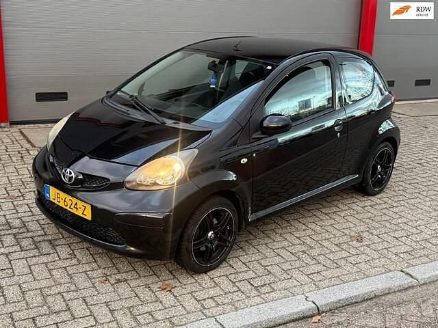 Zwart Occasion 2006 Toyota Aygo Hatchback | € 1.250 (Goede deal) - Afbeelding 1/4