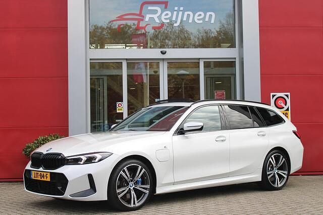 Wit Occasion 2023 BMW 330 M Sport Stationwagen | € 41.845 (Eerlijke prijs) - Afbeelding 1/4