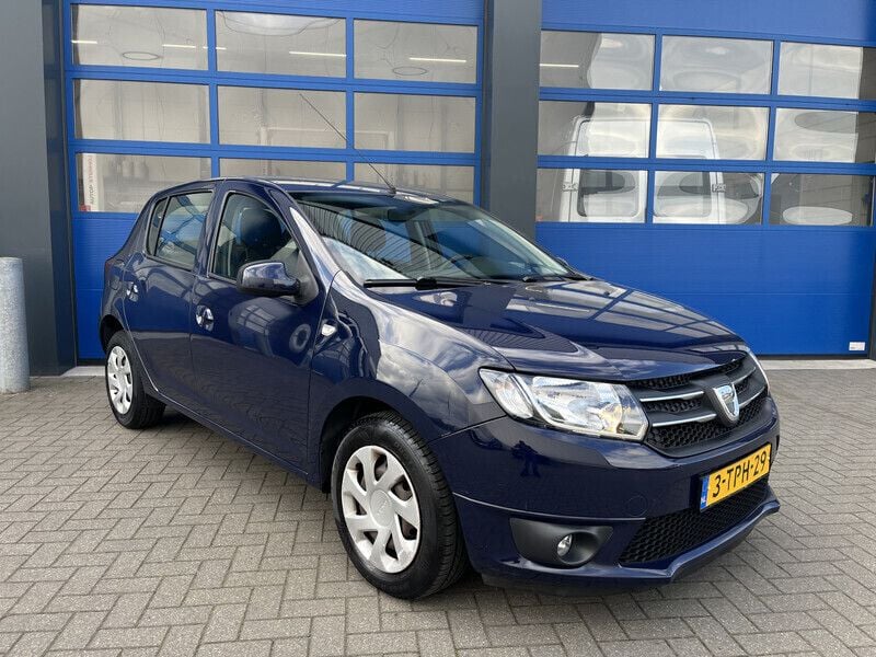 Blauw Gebruikt 2014 Dacia Sandero Lauréate Hatchback | € 5.450 (Eerlijke prijs) - Afbeelding 1/4