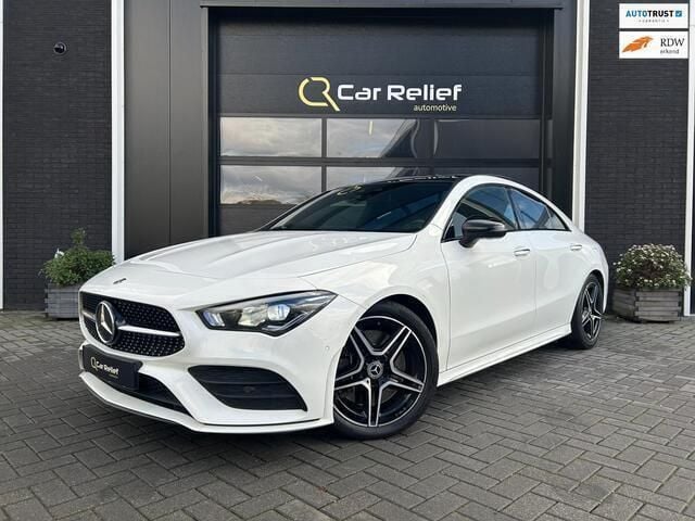 Wit, metallic lak Gebruikt 2020 Mercedes CLA220 Premium Plus Sedan | € 25.950 (Goede deal) - Afbeelding 1/4