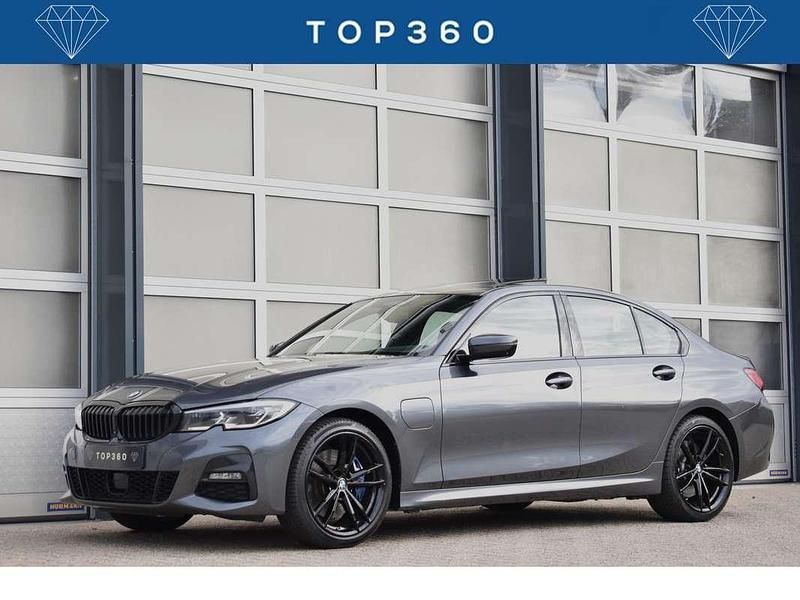 Grijs Gebruikt 2020 BMW 330e M Sport Sedan | € 31.450 (Duur) - Afbeelding 1/4
