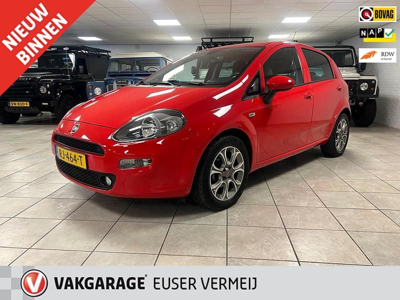 Rood Occasion 2018 Fiat Punto Hatchback | € 7.950 (Iets duurder) - Afbeelding 1/4