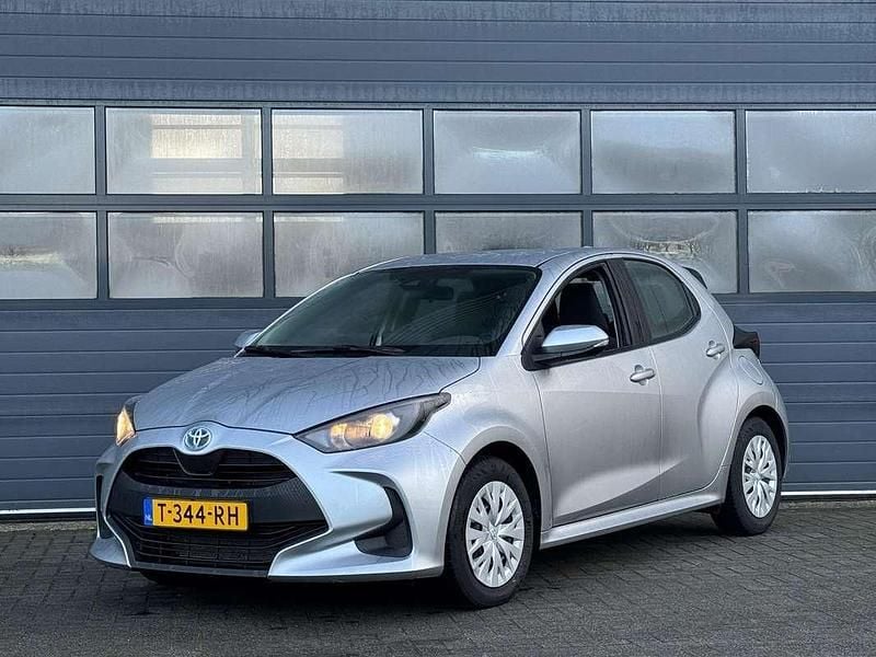 Occasion Toyota Yaris Hybrid Active 116 PK (85 kW) 2023 Grijs (metallic) Hatchback
