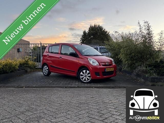 Rood Occasion 2008 Daihatsu Cuore Hatchback | € 1.699 (Eerlijke prijs) - Afbeelding 1/4