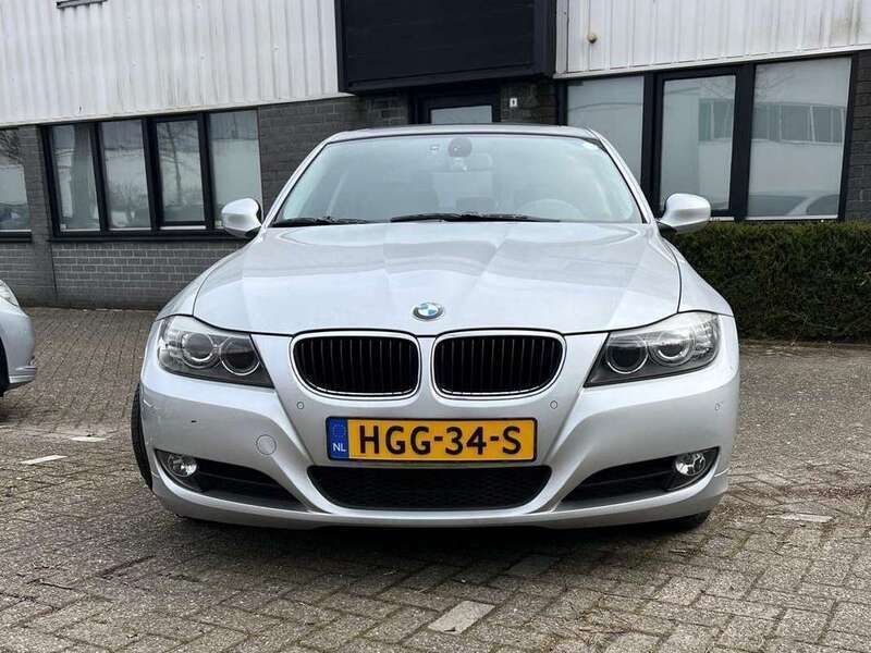 Grijs Gebruikt 2009 BMW 320 Sedan | € 10.500 (Iets duurder) - Afbeelding 1/4
