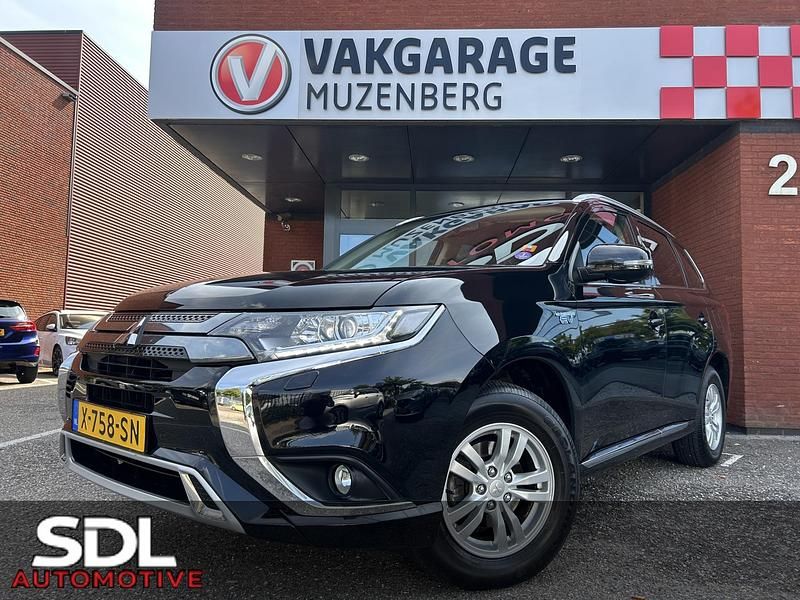 Zwart Gebruikt 2020 Mitsubishi Outlander Intense SUV | € 22.945 (Goede deal) - Afbeelding 1/4