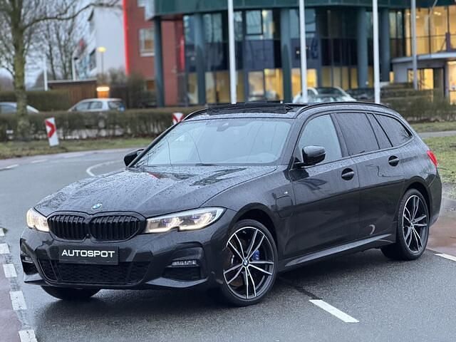 Zwart Occasion 2021 BMW 330 M Sport Stationwagen | € 38.950 (Eerlijke prijs) - Afbeelding 1/4