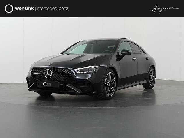 Zwart, metallic lak Nieuw 2025 Mercedes CLA180 AMG line Sedan | € 48.561 (Eerlijke prijs) - Afbeelding 1/4