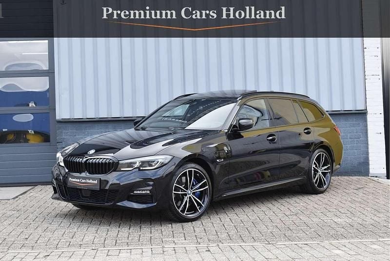 Zwart Gebruikt 2021 BMW 330e M Sport Stationwagen | € 36.950 (Eerlijke prijs) - Afbeelding 1/4