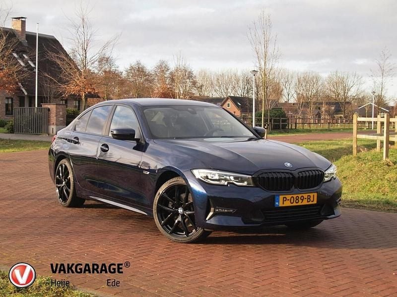 Blauw Occasion 2022 BMW 320e Sedan | € 26.995 (Goede deal) - Afbeelding 1/4