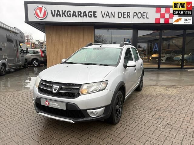 Grijs Gebruikt 2013 Dacia Sandero Lauréate Hatchback | € 5.450 (Eerlijke prijs) - Afbeelding 1/4