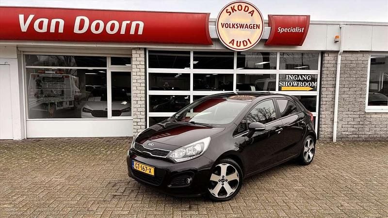 Zwart Gebruikt 2015 Kia Rio Hatchback | € 7.950 (Goede deal) - Afbeelding 1/4