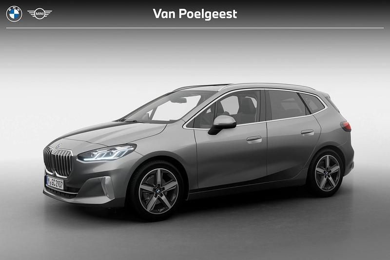 Skyscraper grey metallic (grijs metallic) Nieuw 2025 BMW 220 Luxury Line Stationwagen | € 60.098 (Duur) - Afbeelding 1/4