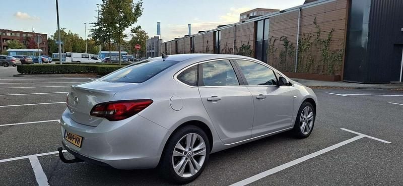 Zilver Gebruikt 2015 Opel Astra Edition Sedan | € 7.500 (Goede deal) - Afbeelding 1/4