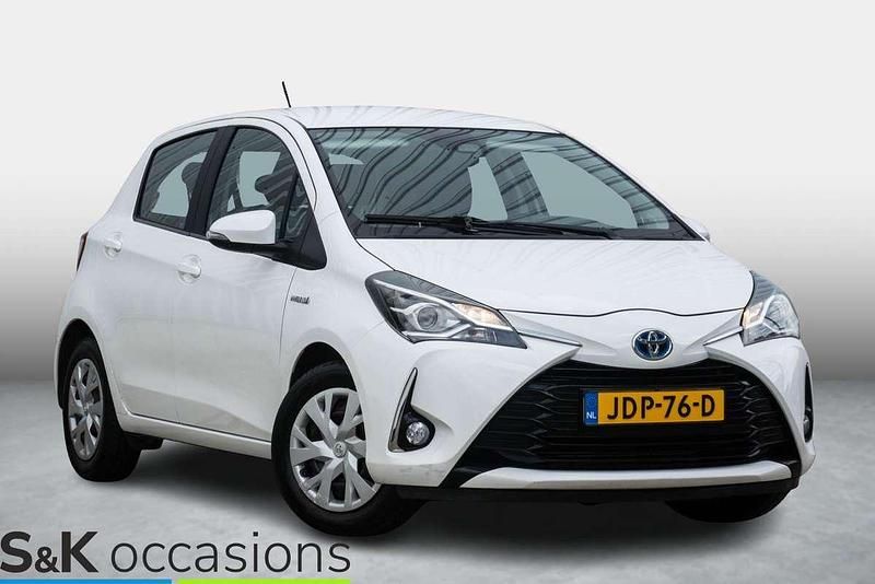 Wit Gebruikt 2020 Toyota Yaris Hybrid Hatchback | € 13.950 (Goede deal) - Afbeelding 1/4