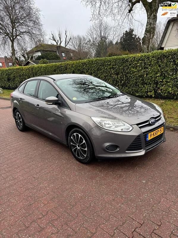 Bruin Occasion 2013 Ford Focus Trend Sedan | € 4.950 (Goede deal) - Afbeelding 1/4
