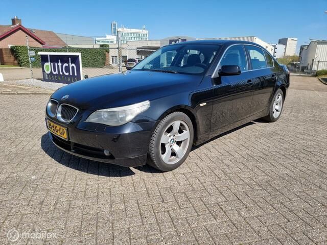 Zwart Gebruikt 2006 BMW 523 Executive Sedan | € 4.750 (Eerlijke prijs) - Afbeelding 1/4