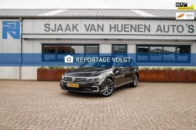 Grijs Gebruikt 2020 VW Passat Business+ Stationwagen | € 32.949 - Afbeelding 1/4
