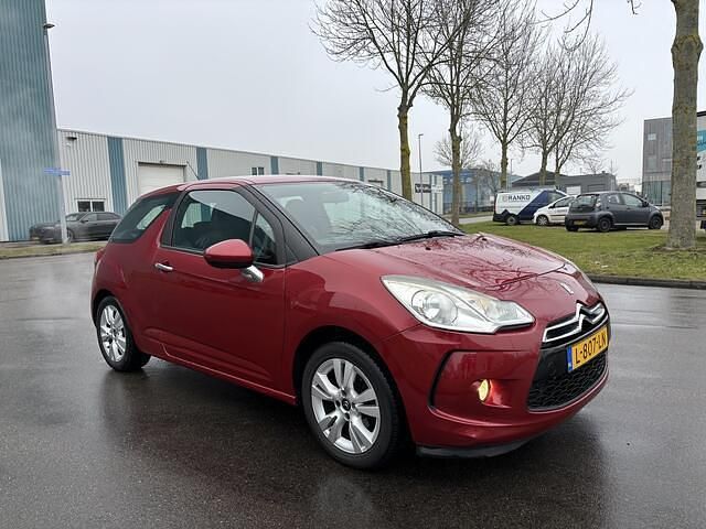 Occasion Citroën DS3 Chic 97 PK (71 kW) 2010 Rood (metallic) Hatchback
