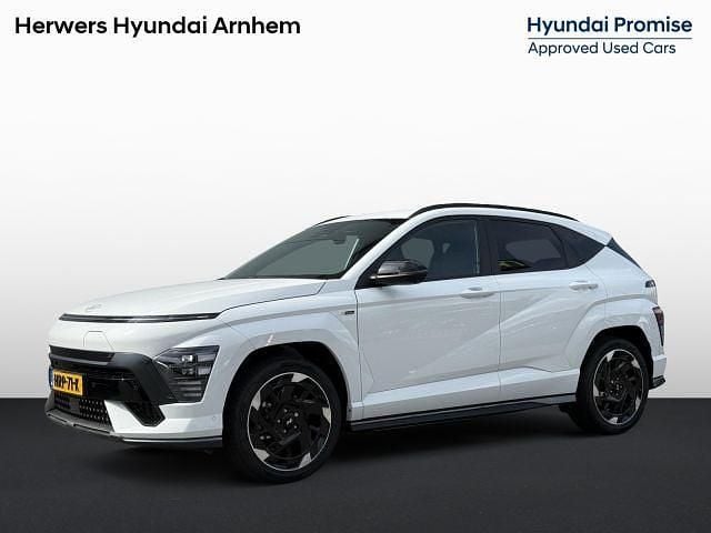 Atlas white Nieuw 2025 Hyundai Kona N Line SUV | € 42.585 (Iets duurder) - Afbeelding 1/1