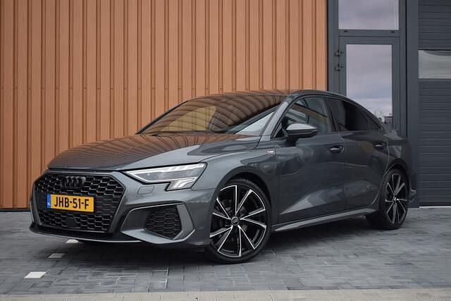 Grijs Gebruikt 2021 Audi A3 Edition .1 Sedan | € 29.900 (Iets duurder) - Afbeelding 1/4