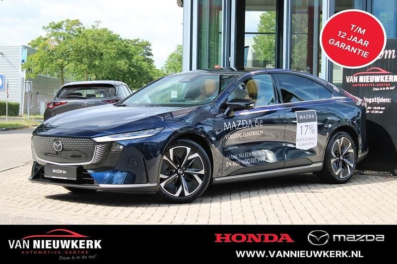 Deep chrysthal blue (blauw mica) Nieuw 2025 Mazda 6e Takumi-Line Sedan | € 45.900 (Eerlijke prijs) - Afbeelding 1/4