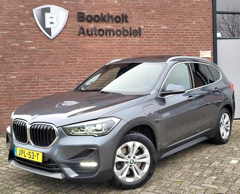 Grijs (metallic) Gebruikt 2020 BMW X1 Executive SUV | € 23.500 (Goede deal) - Afbeelding 1/4