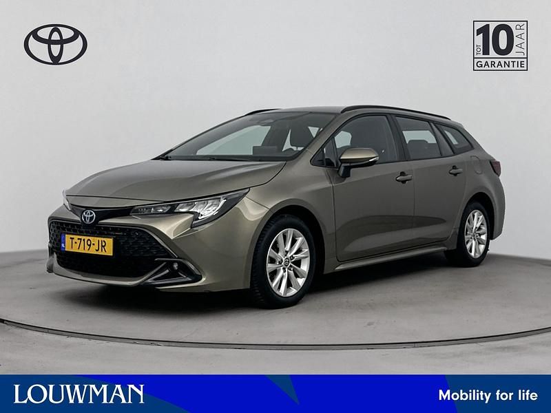 Groen Occasion 2023 Toyota Corolla Hybrid Active Stationwagen | € 23.485 (Eerlijke prijs) - Afbeelding 1/4