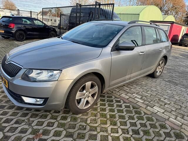 Beige Gebruikt 2014 Skoda Octavia Ambition Stationwagen | € 7.950 (Goede deal) - Afbeelding 1/4