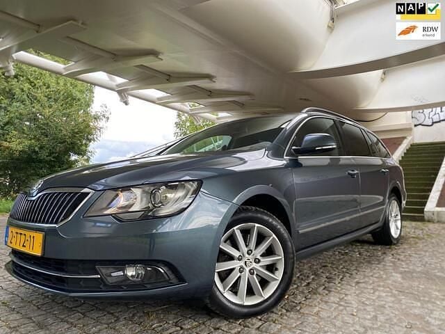 Grijs Gebruikt 2014 Skoda Superb Ambition Stationwagen | € 7.450 - Afbeelding 1/4