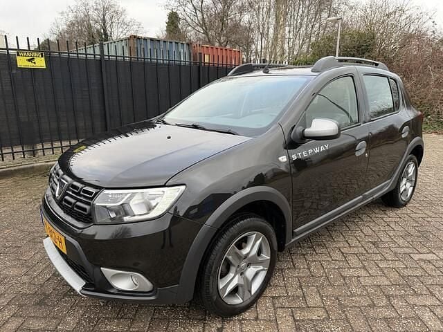 Zwart (metallic) Occasion 2017 Dacia Sandero Stepway Hatchback | € 8.950 (Eerlijke prijs) - Afbeelding 1/4