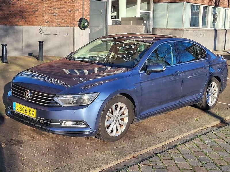 Blauw Occasion 2015 VW Passat Sedan | € 12.550 (Eerlijke prijs) - Afbeelding 1/4
