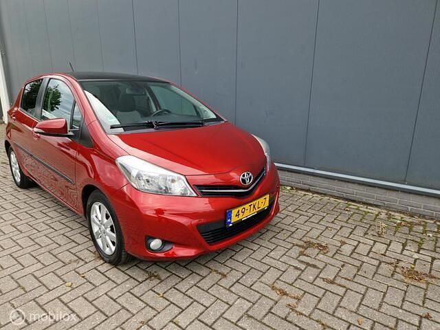 Occasion Toyota Yaris Executive 99 PK (72 kW) 2012 Rood Hatchback