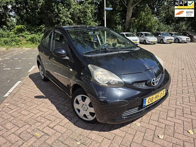Zwart, metallic lak Gebruikt 2008 Toyota Aygo Hatchback | € 1.650 (Goede deal) - Afbeelding 1/4