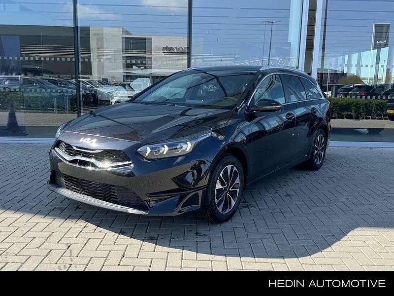 Zwart, metallic lak Nieuw 2025 Kia Ceed Sportswagon Stationwagen | € 31.895 (Eerlijke prijs) - Afbeelding 1/4