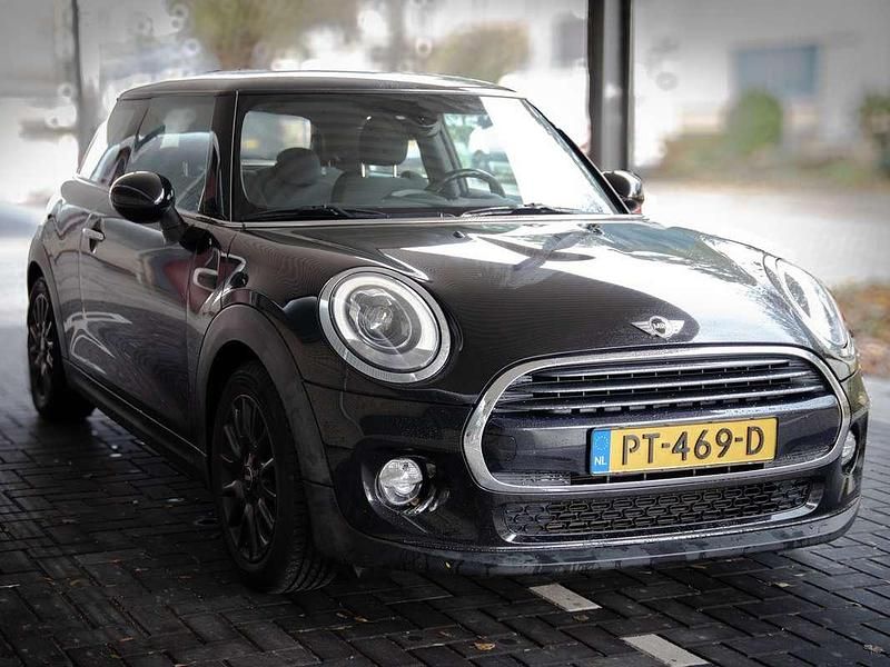 Zwart Gebruikt 2017 Mini Cooper Business Hatchback | € 13.000 (Eerlijke prijs) - Afbeelding 1/4