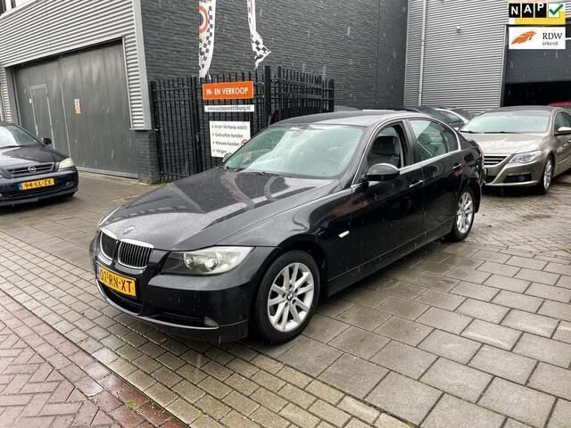 Zwart, metallic lak Gebruikt 2005 BMW 320 Executive Sedan | € 1.499 (Super prijs) - Afbeelding 1/4