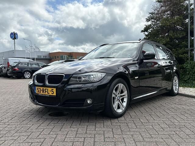 Zwart Gebruikt 2011 BMW 318 Luxury Line Stationwagen | € 6.950 (Eerlijke prijs) - Afbeelding 1/4